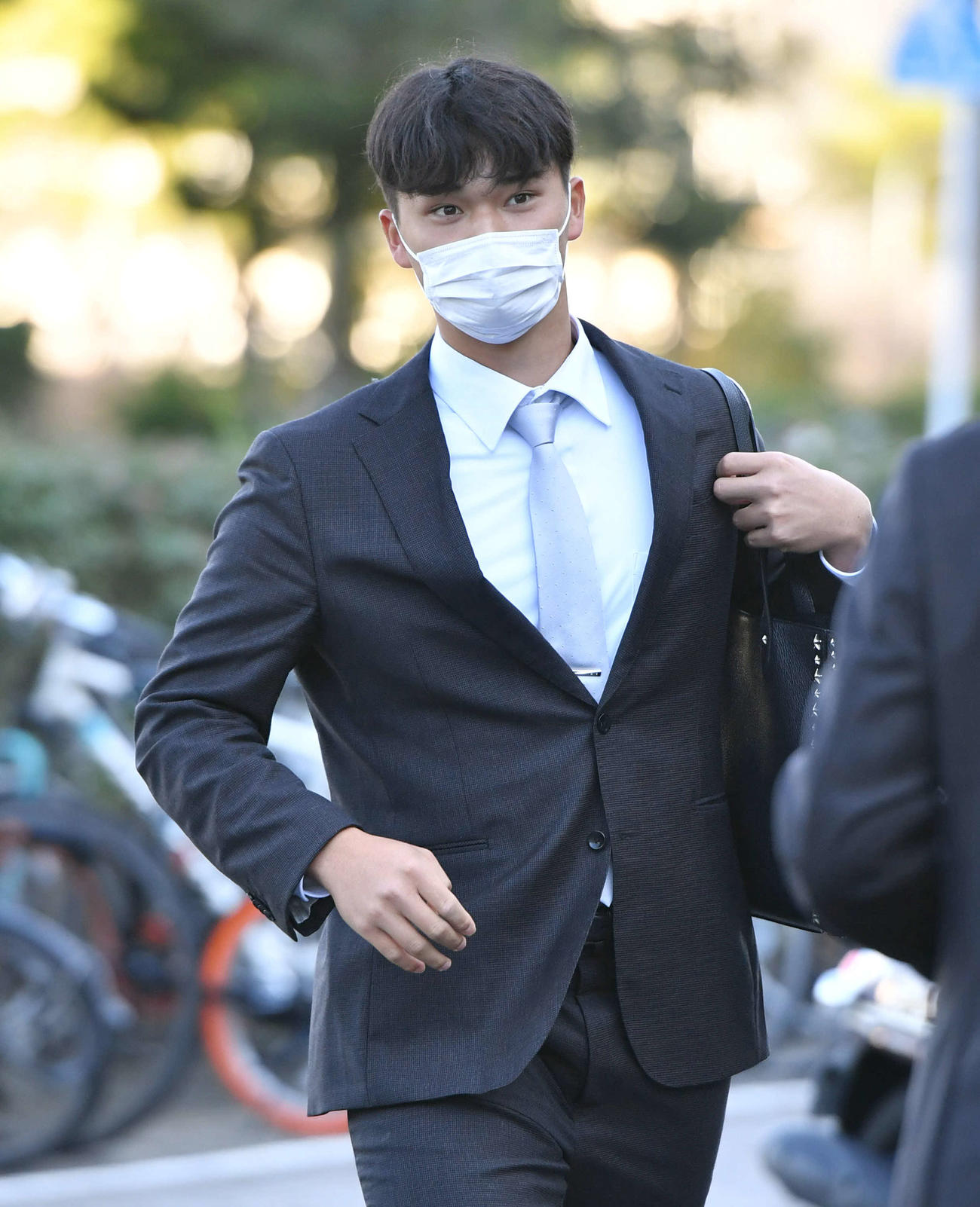 球団事務所へ向かう田上（撮影・岩下翔太）