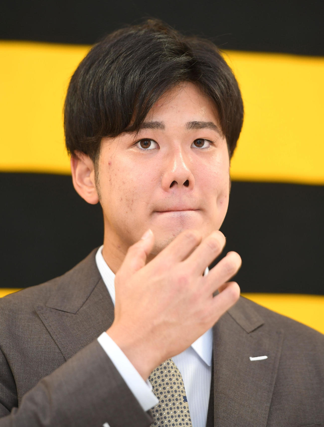 契約更改を終え、会見に臨む川原（代表撮影）
