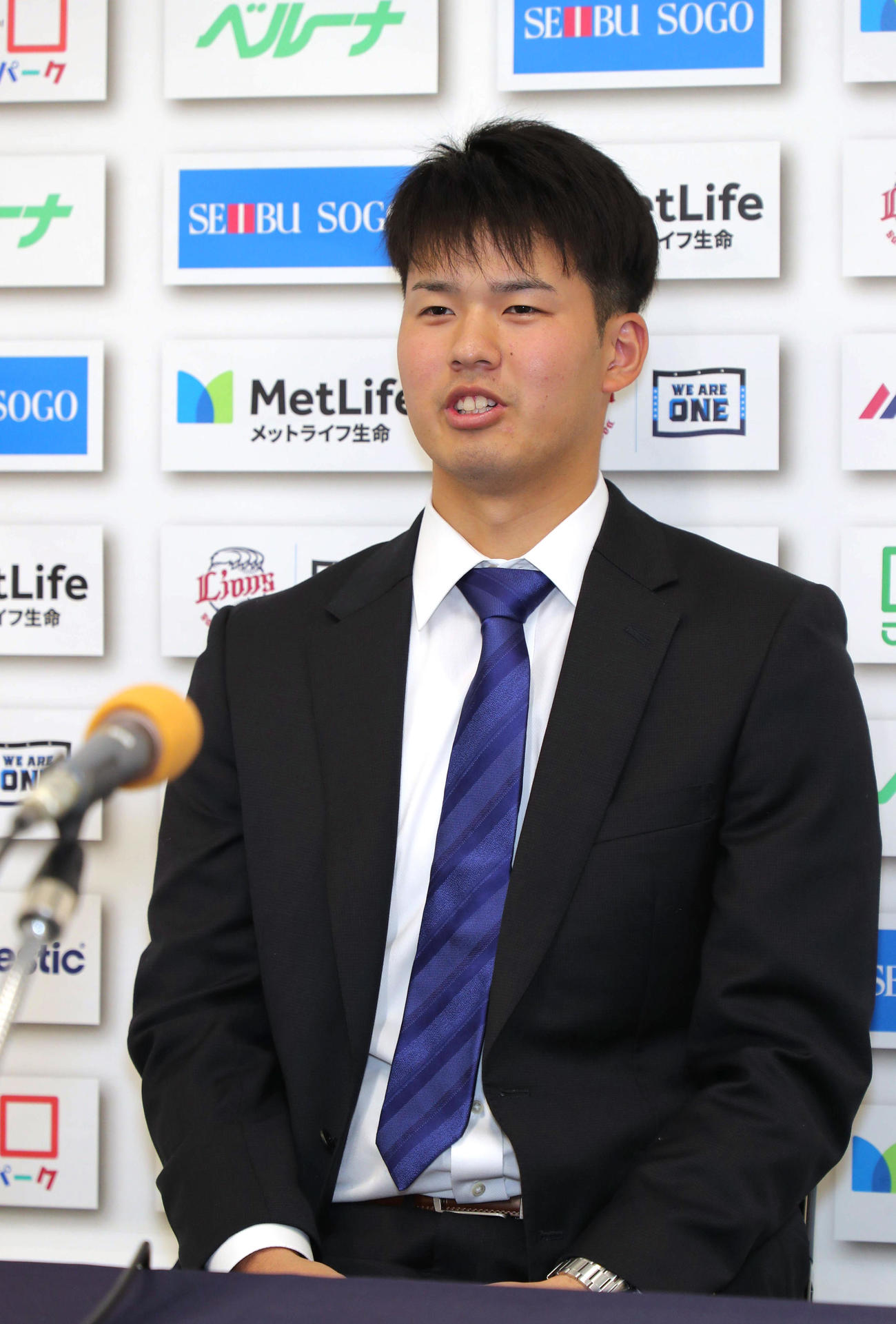 契約更改を終え、会見する西武渡辺勇太朗（代表撮影）