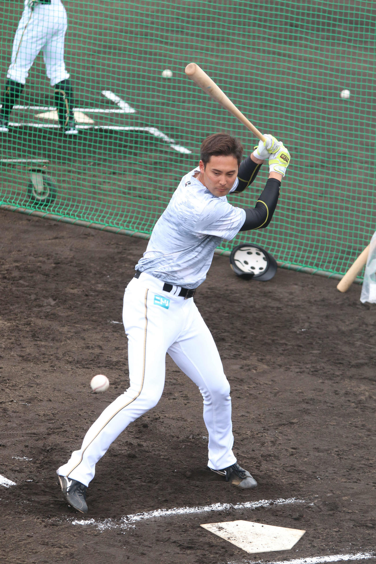 トス打撃に励む日本ハム上原健太投手（2021年11月14日撮影）