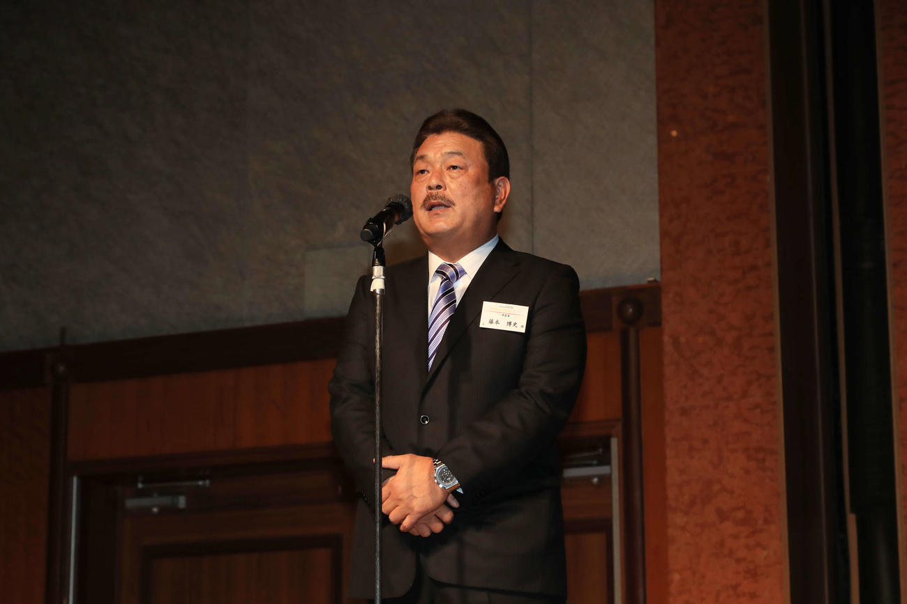 球団納会パーティーであいさつを行うソフトバンク藤本監督（球団提供）