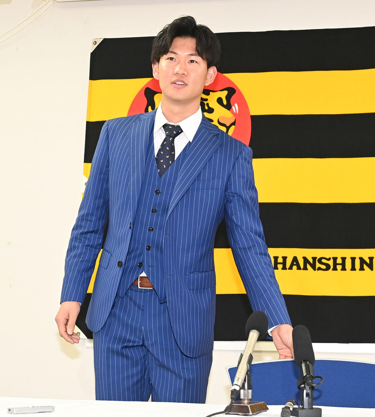 契約更改を終え、会見に臨む及川（代表撮影）