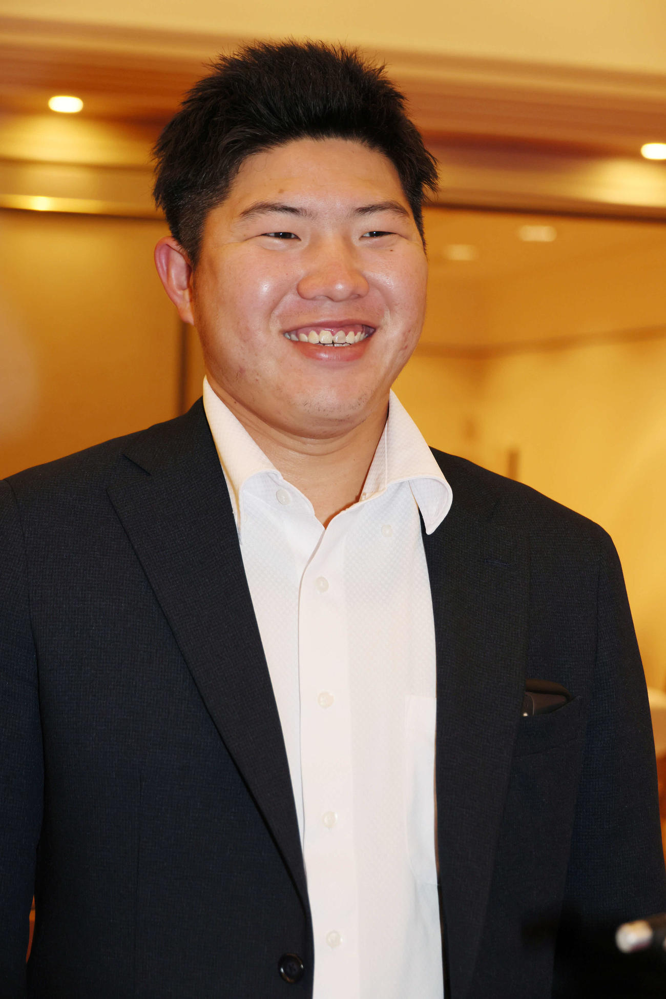 広島入りしたドラフト5位の松本（撮影・加藤孝規）