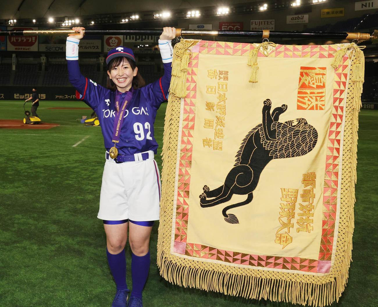 ホンダ熊本対東京ガス　優勝し黒獅子旗を掲げる東京ガスのチームマスコット（撮影・野上伸悟）