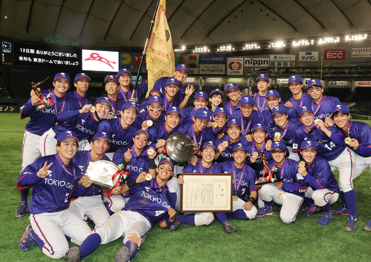 ホンダ熊本対東京ガス　初優勝した東京ガスの選手たちは記念撮影に臨む（撮影・野上伸悟）