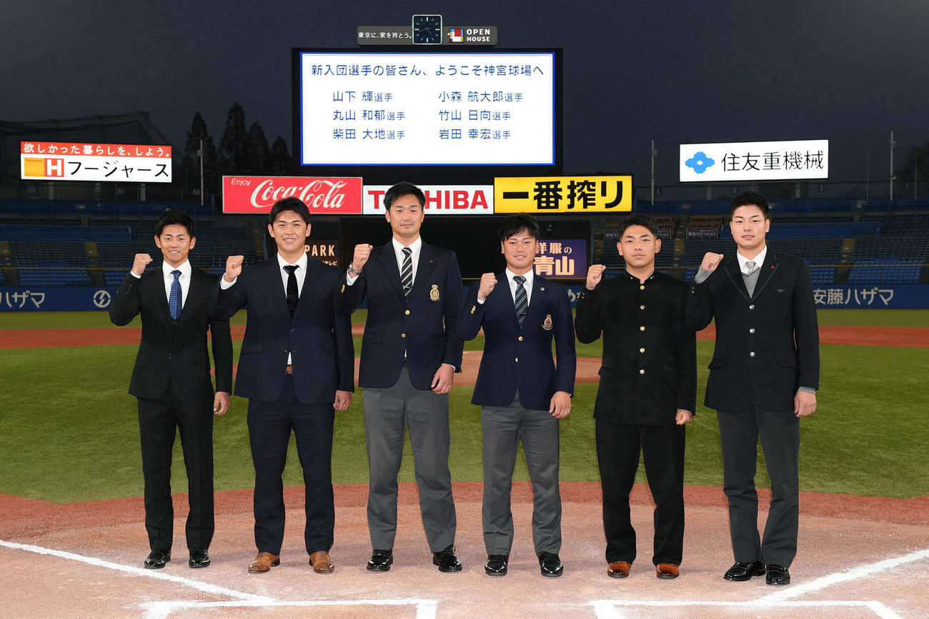 神宮球場の見学を終え記念撮影するヤクルトの新人選手たち。左から育成1位のBC信濃岩田、ドラフト3位の日本通運・柴田、同1位の法大・山下、同2位の明大・丸山、同4位の宇部工・小森、同5位の享栄・竹山（撮影・滝沢徹郎）