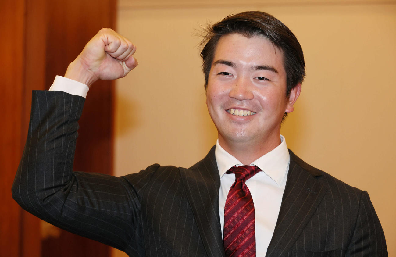 広島入りしたドラフト3位の中村健（撮影・加藤孝規）