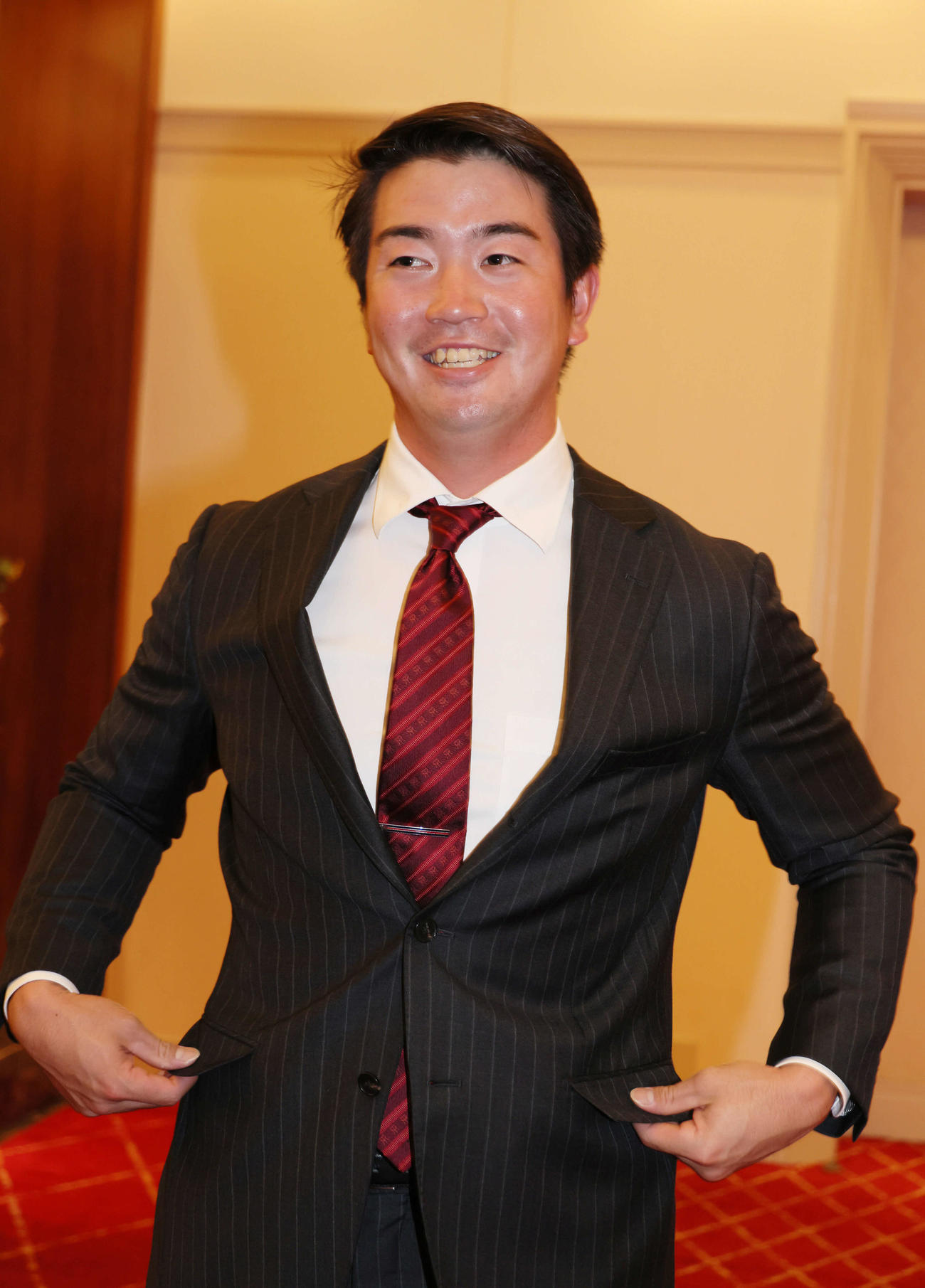 広島入りしたドラフト3位の中村健（撮影・加藤孝規）