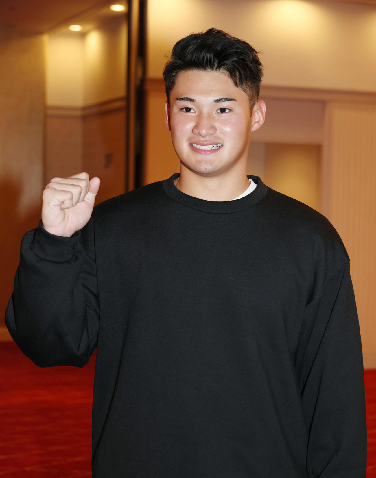 広島入りしたドラフト4位の田村（撮影・加藤孝規）