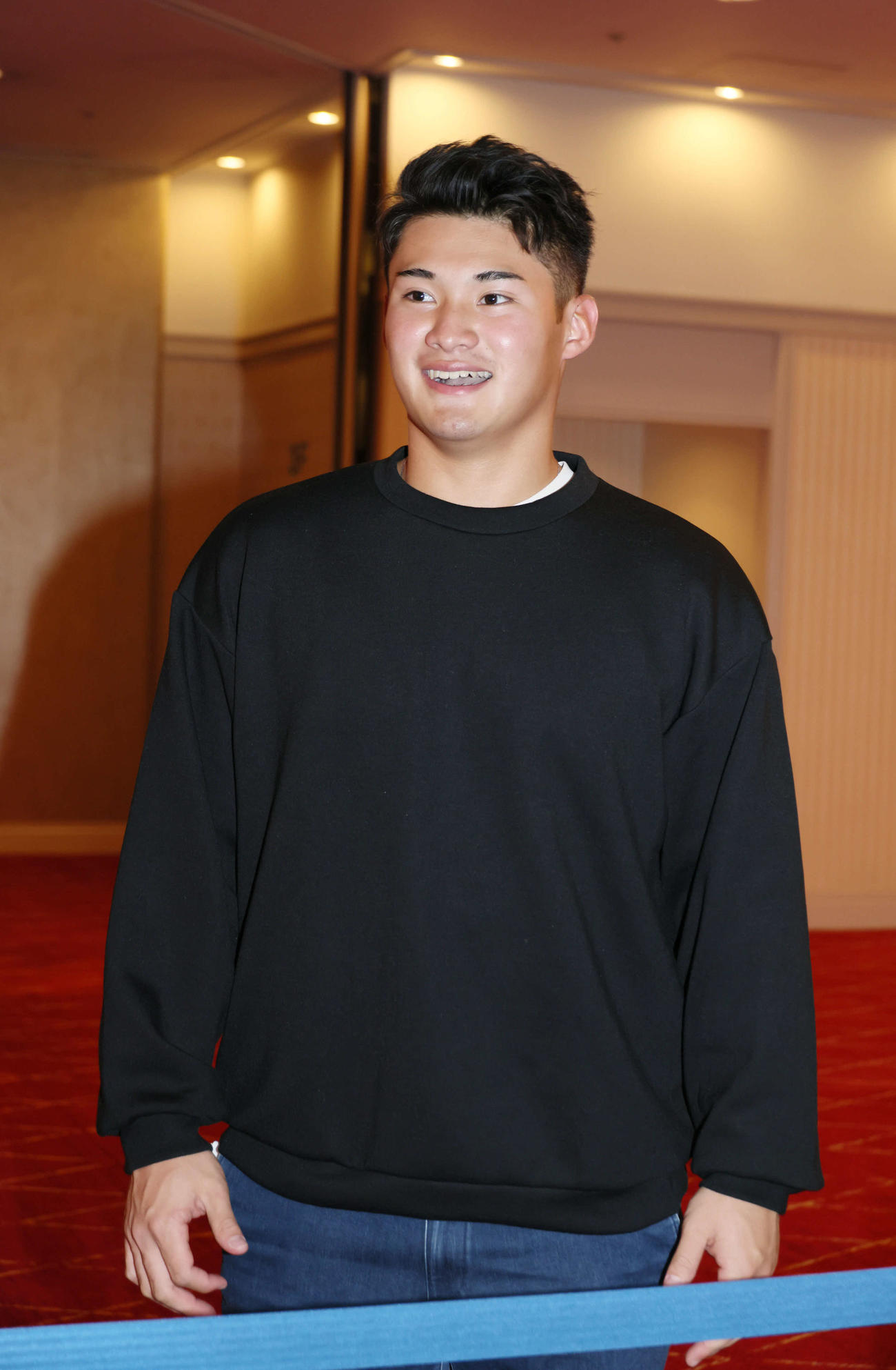 広島入りした広島ドラフト4位の田村（撮影・加藤孝規）