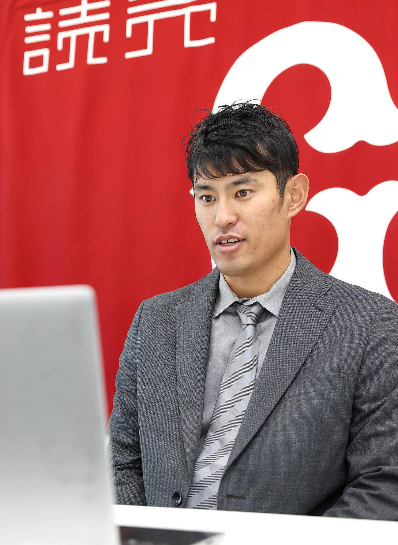 契約更改後、リモート取材に応じる巨人井納（球団提供）