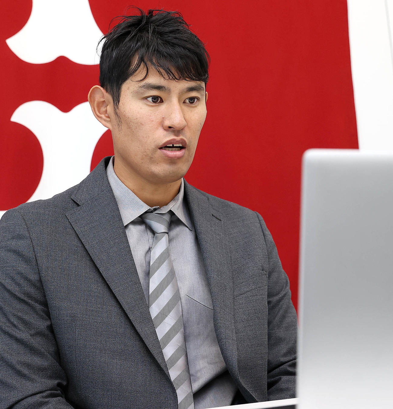 都内の球団事務所で契約更改後、リモート取材に応じる巨人井納（球団提供）