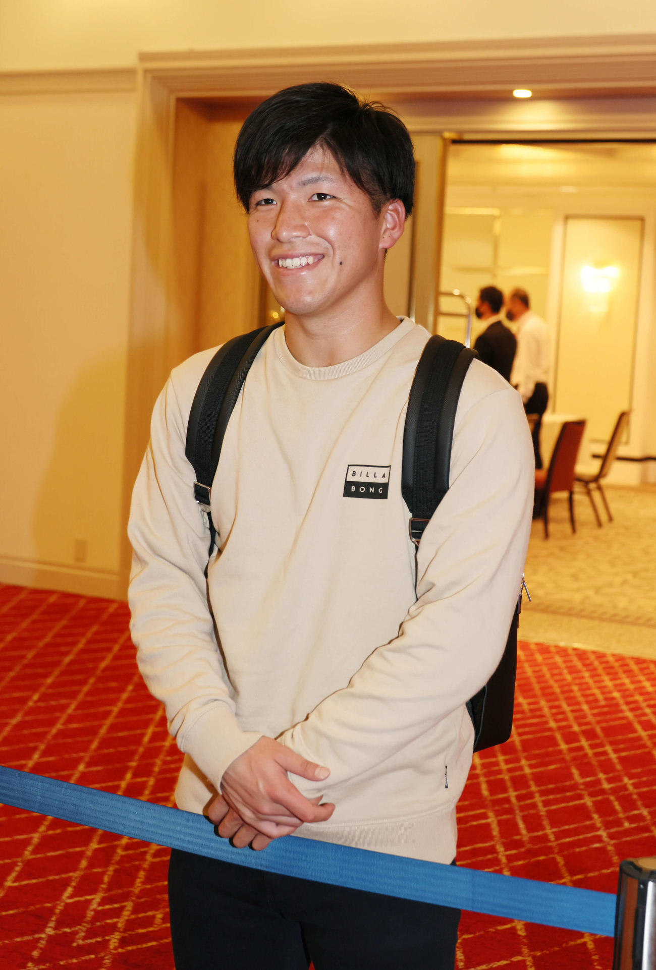 広島入りしたドラフト1位の黒原（撮影・加藤孝規）