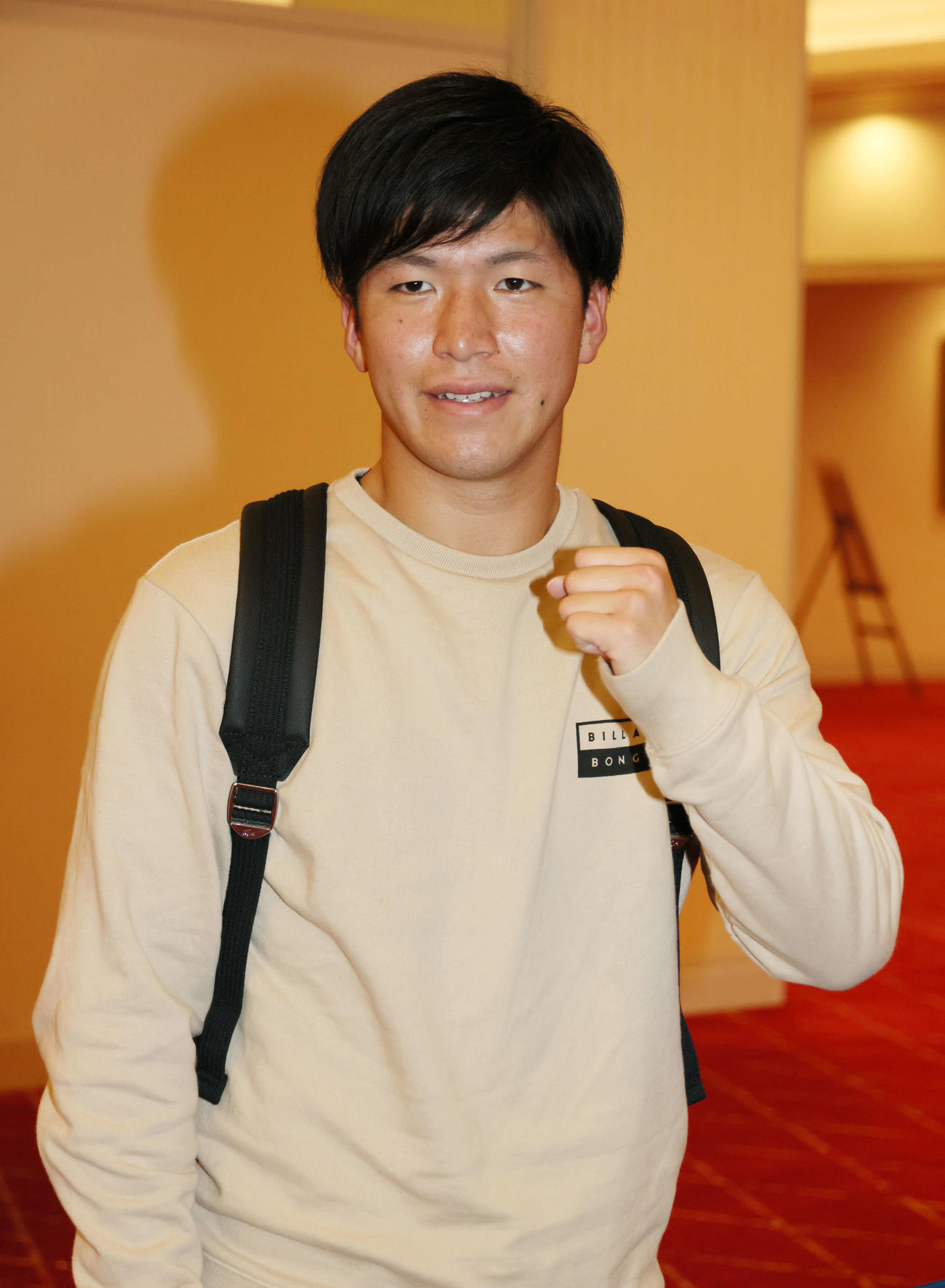 広島入りしたドラフト1位の黒原（撮影・加藤孝規）