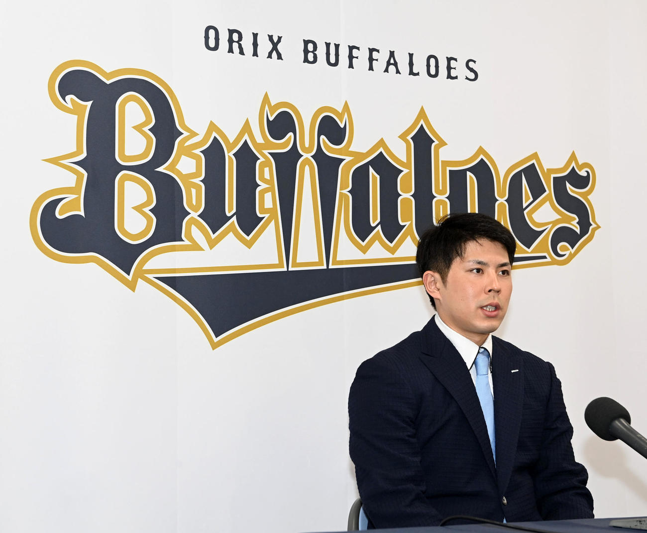 現状維持で契約更改、会見する若月（撮影・前岡正明）