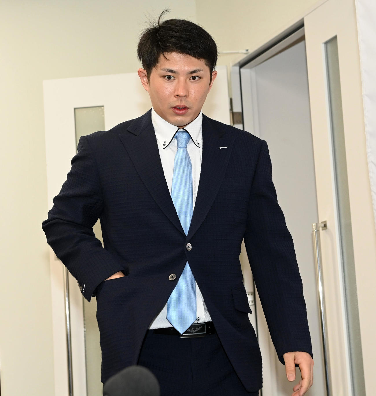 現状維持で契約更改し会見の席に向かう若月（撮影・前岡正明）