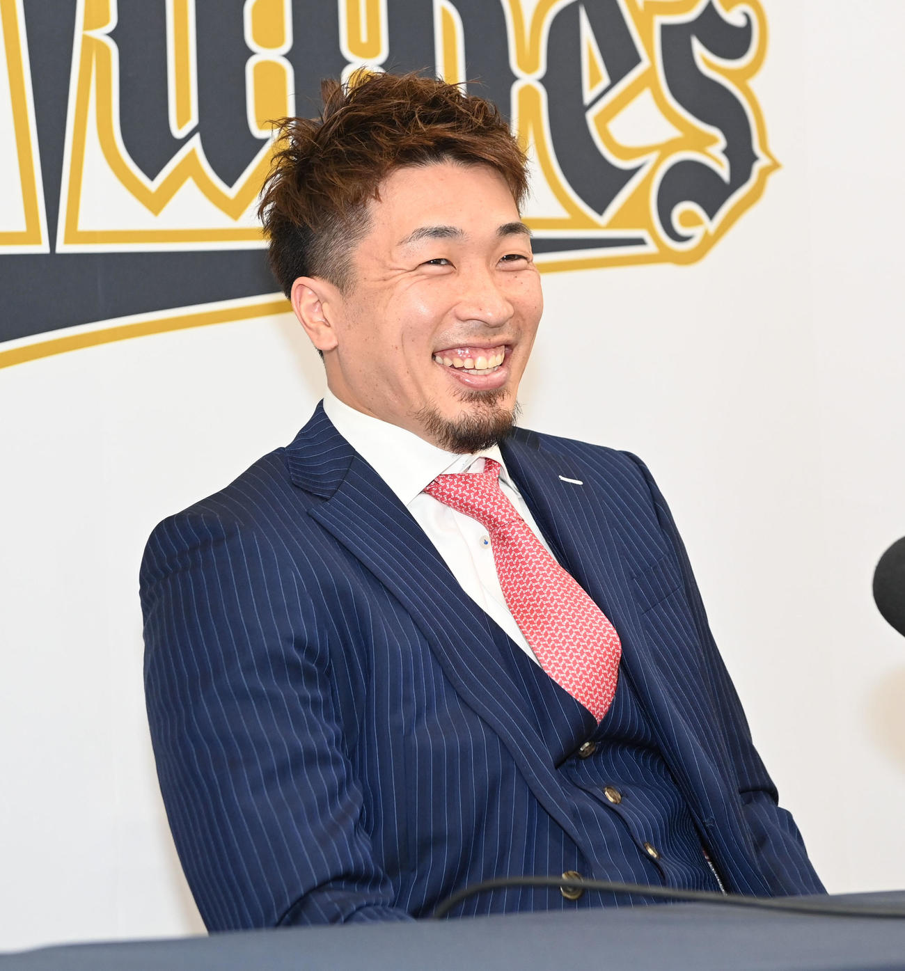 契約更改を終え笑顔で会見するオリックス安達（撮影・前岡正明）