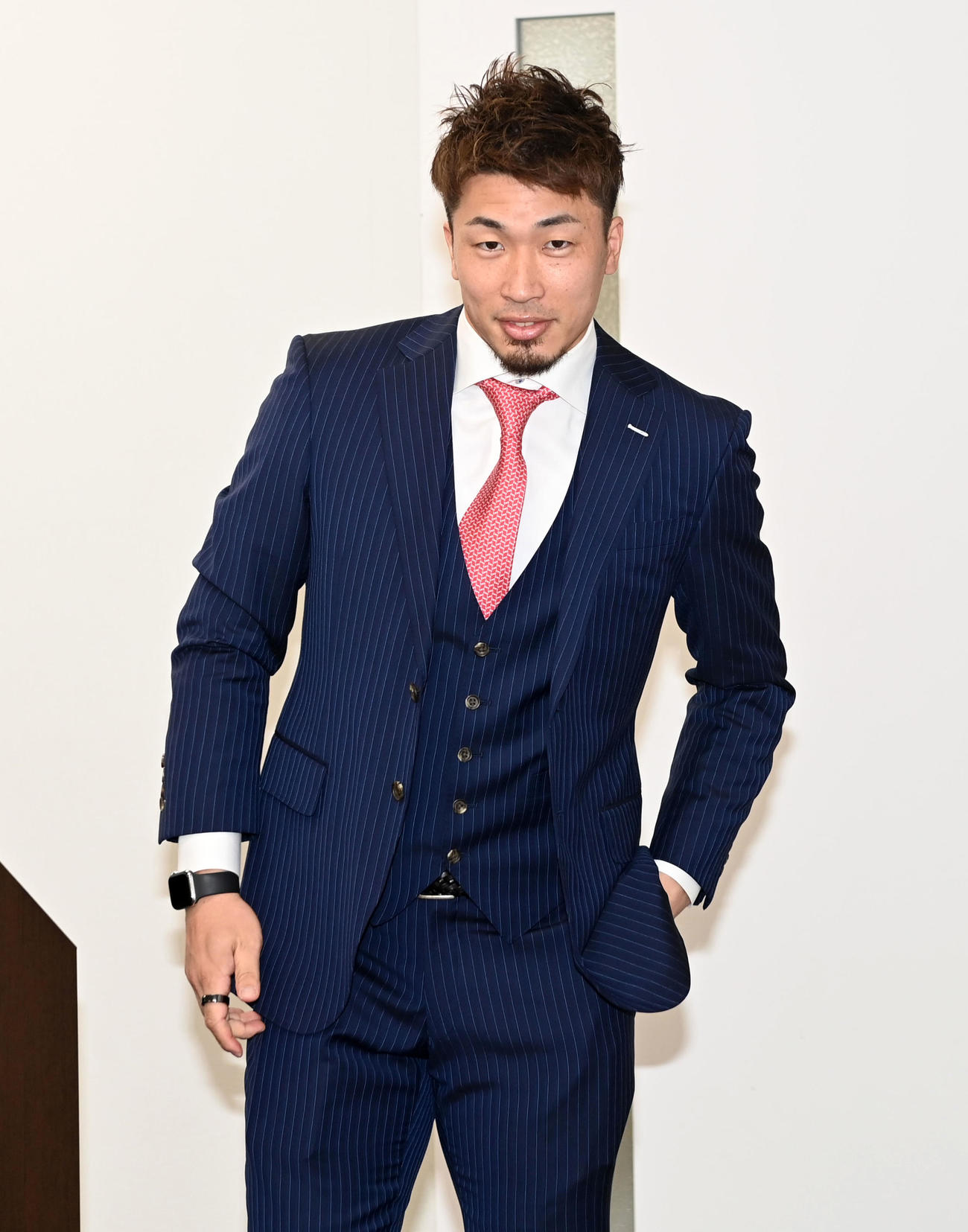 契約更改を終え会見の席に向かう安達（撮影・前岡正明）