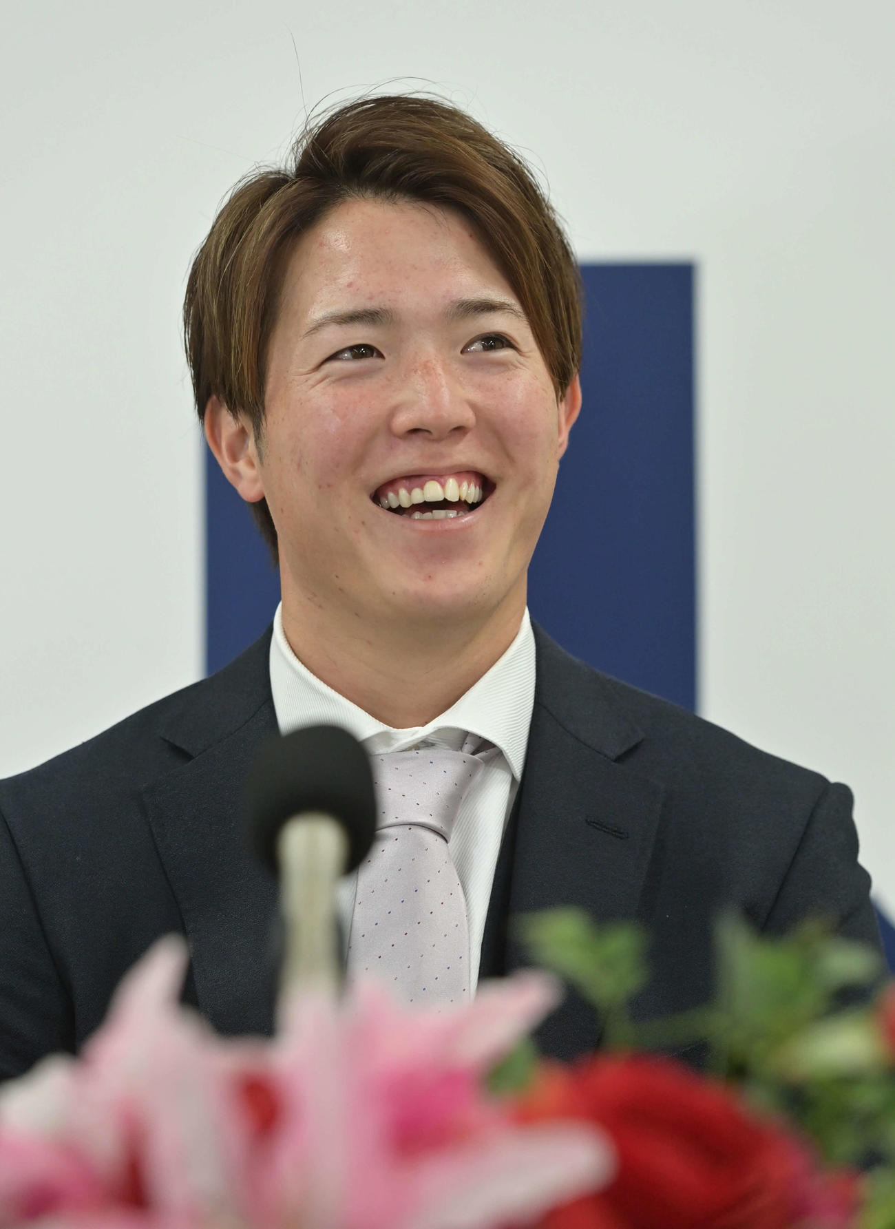 契約更改した広島森下は笑顔を見せる