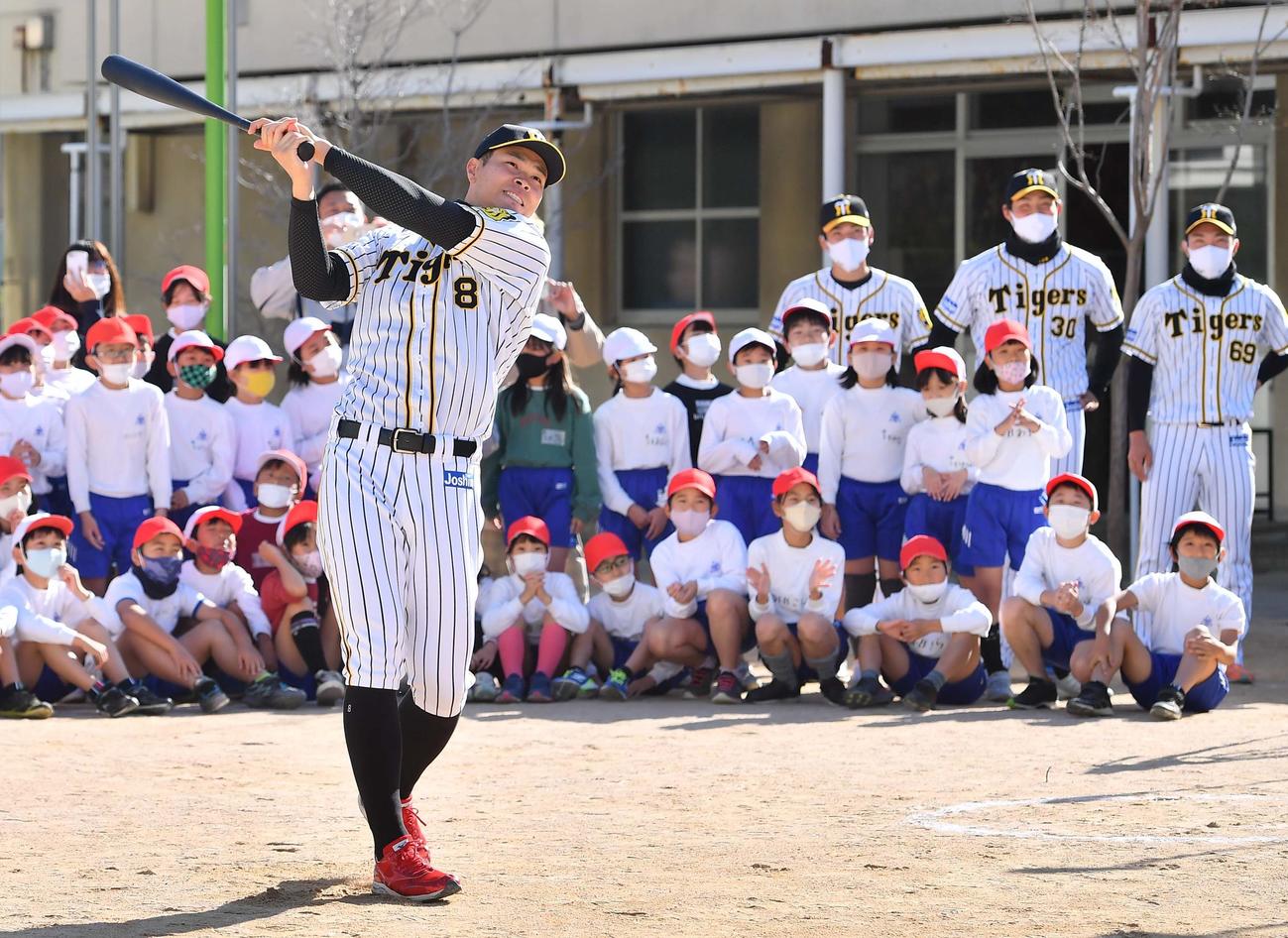 児童に豪快な打撃を披露する阪神佐藤輝（撮影・上田博志）