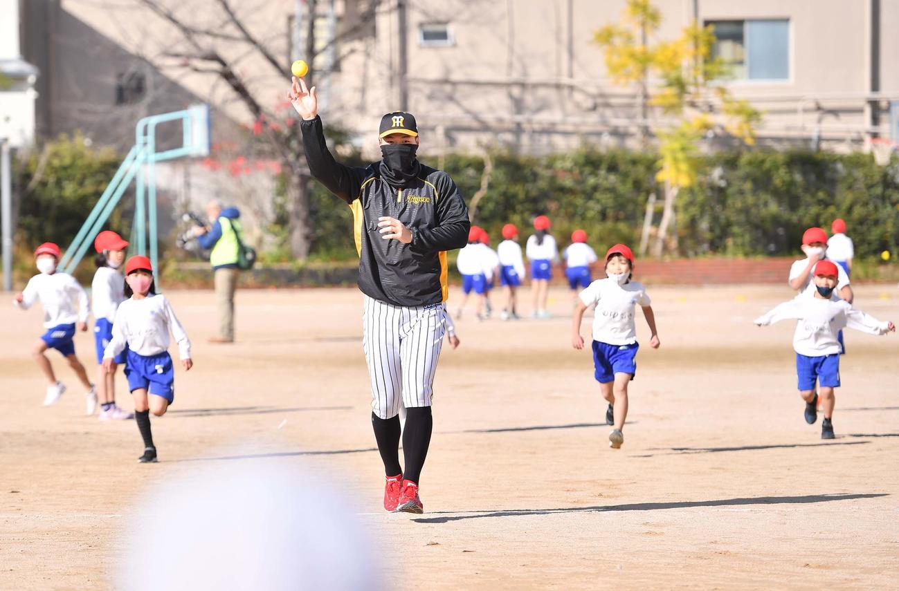 ゲストティーチャーとして用海小学校を訪れた佐藤輝明は児童とゲームを楽しむ（撮影・上田博志）