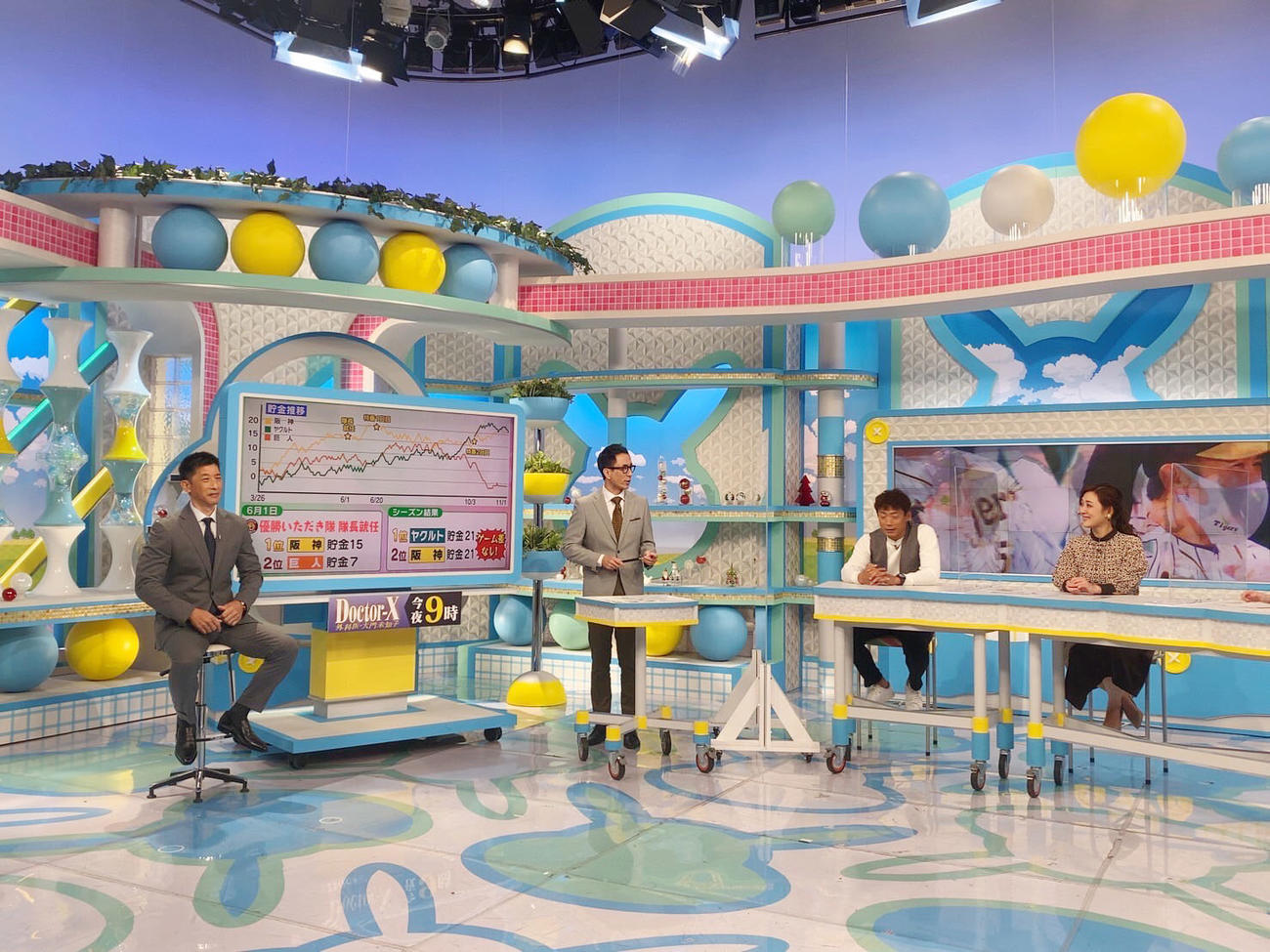 「おはよう朝日です」に出演する矢野監督。中央は岩本アナウンサー（球団提供）