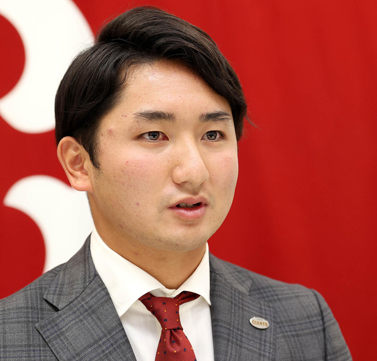 都内の球団事務所で契約更改後、リモート取材に応じる巨人横川（球団提供）