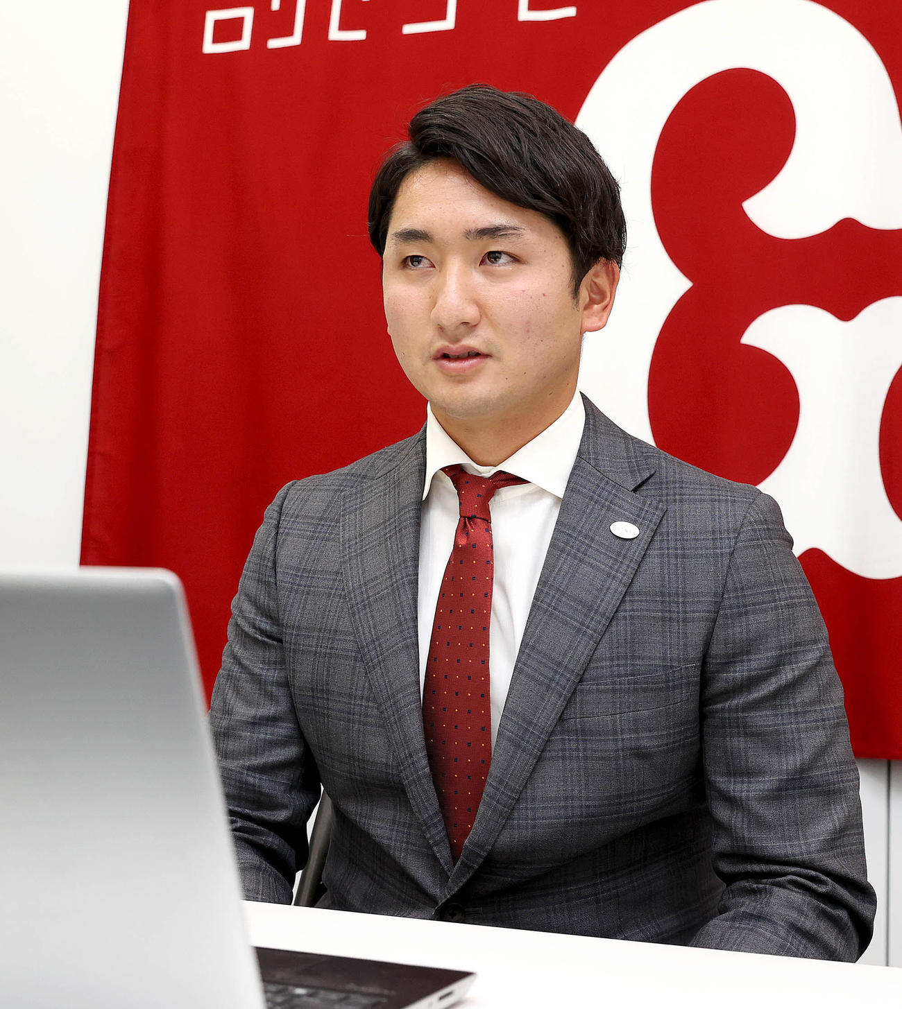都内の球団事務所で契約更改後、リモート取材に応じる巨人横川（球団提供）