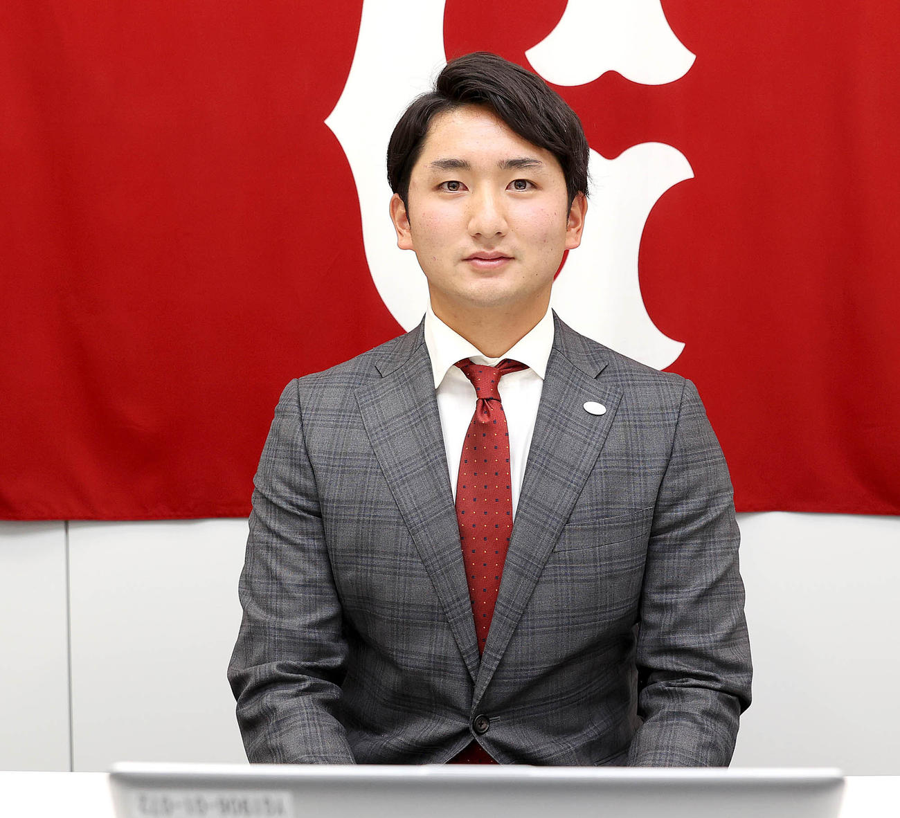 都内の球団事務所で契約更改後、笑顔でリモート取材に応じる巨人横川（球団提供）