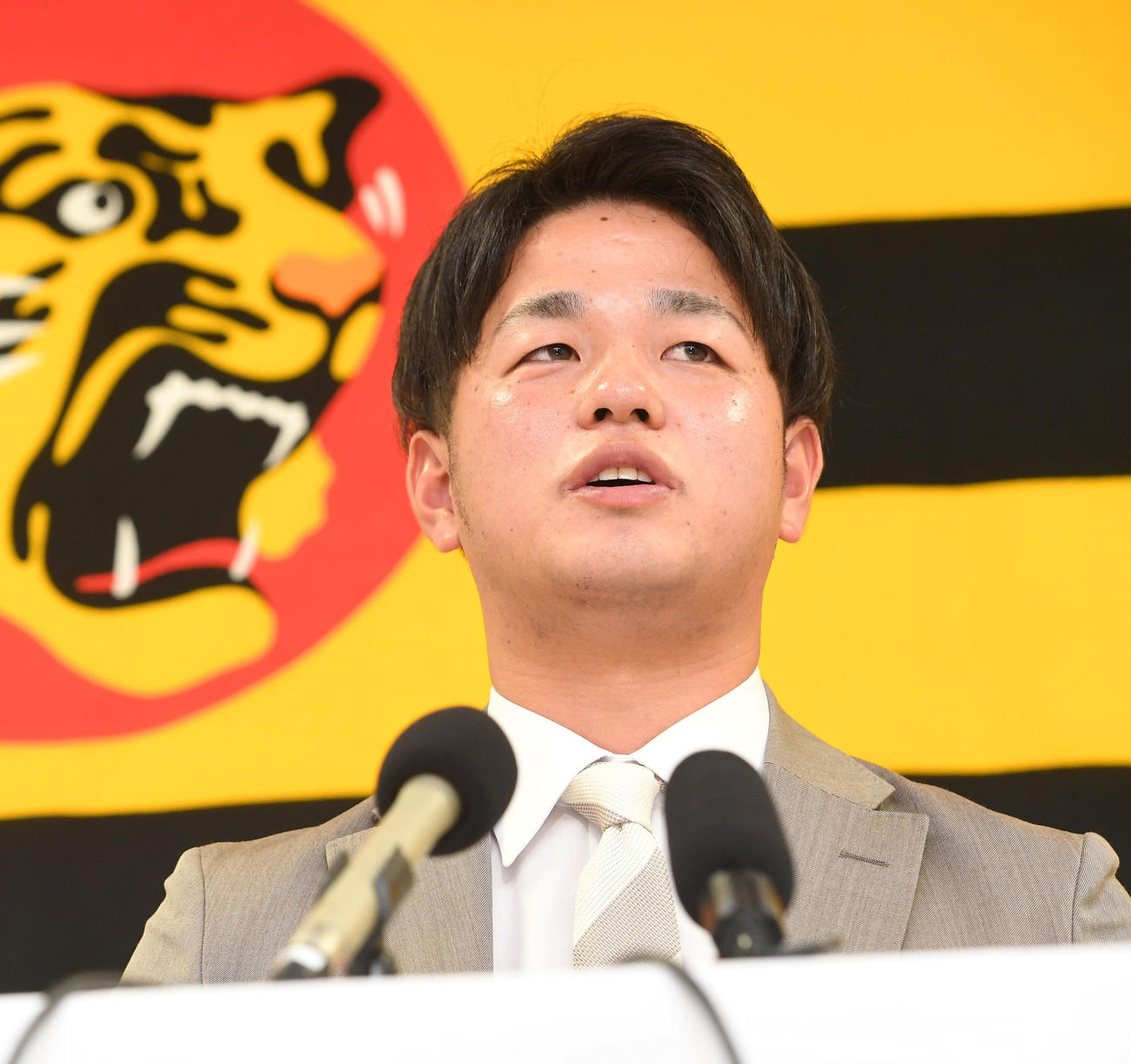 契約更改を終え、会見に臨む高橋（代表撮影）