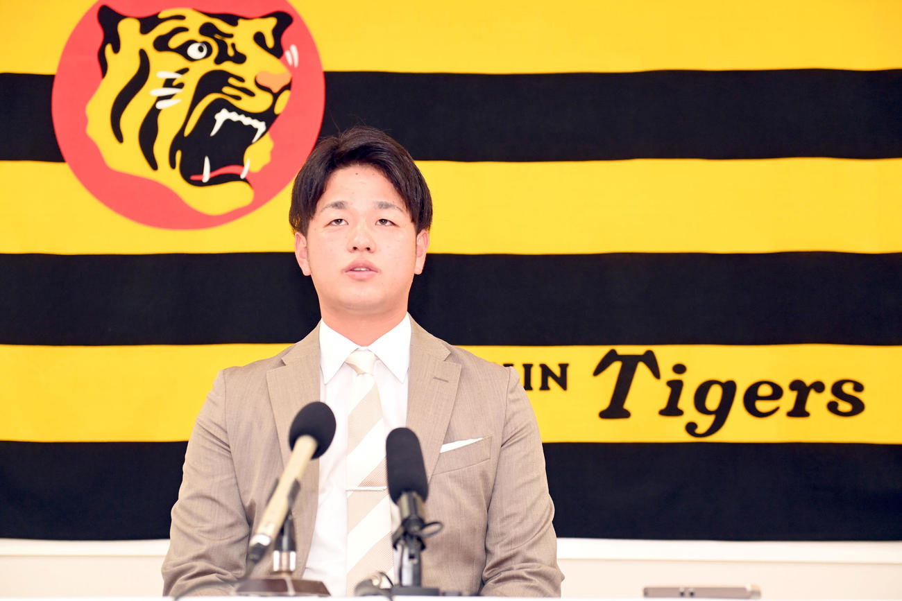 契約更改を終え、会見に臨む高橋（代表撮影）