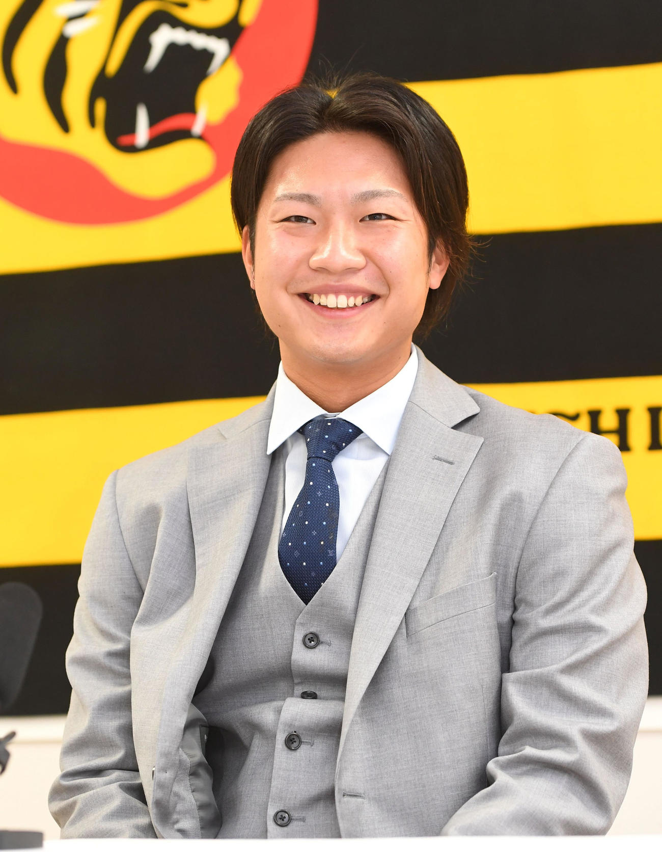 契約更改を終え、笑顔で会見する阪神牧丈一郎（代表撮影）