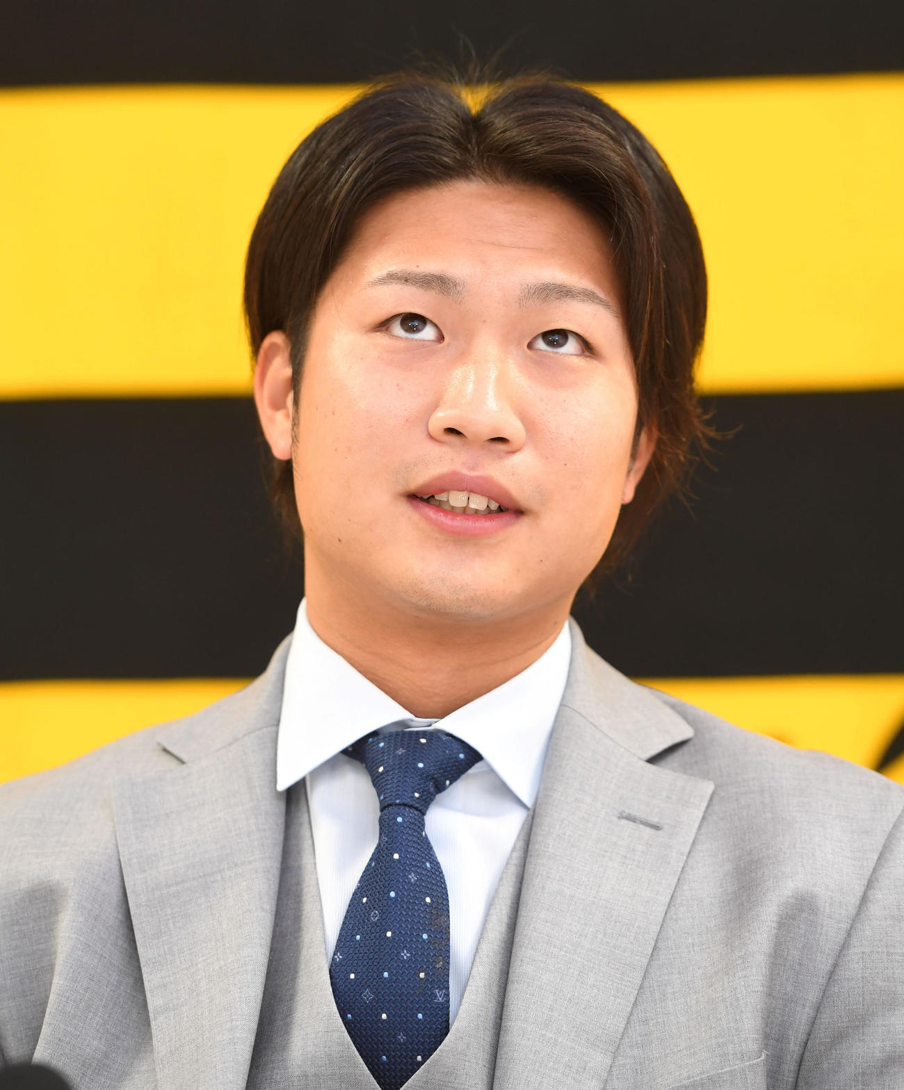契約更改を終え、会見に臨む阪神牧丈一郎（代表撮影）