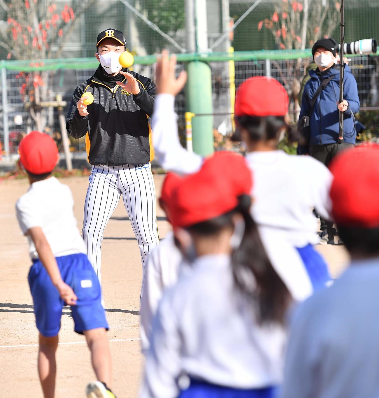 児童らと野球を楽しむ石井（撮影・上田博志）