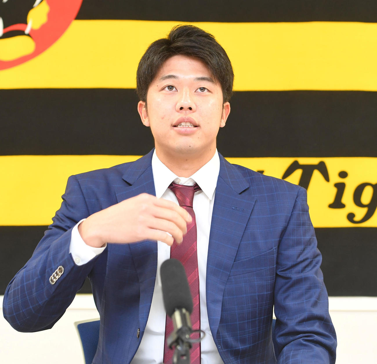 契約更改を終え、会見に臨む才木（代表撮影）