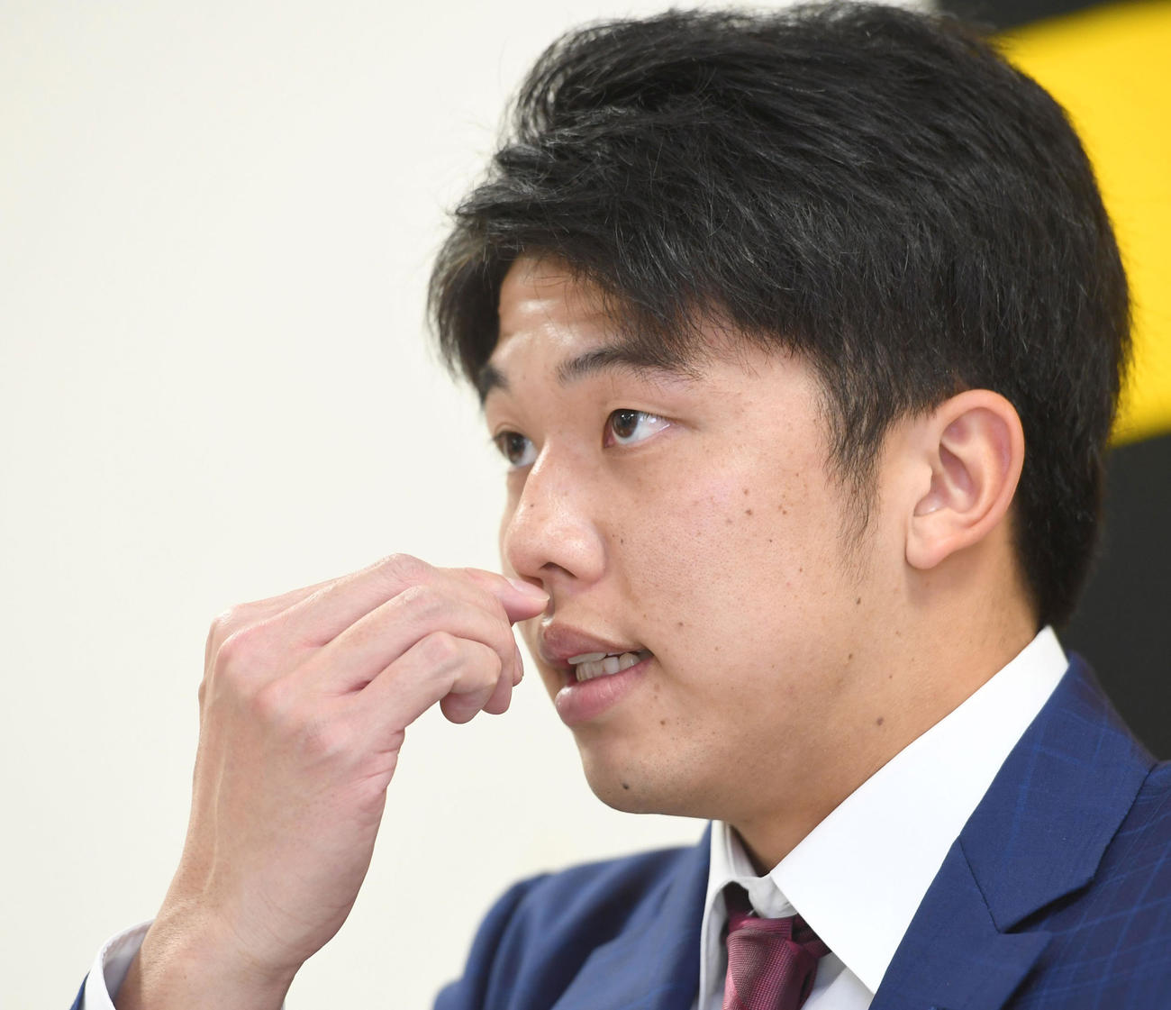 契約更改を終え、会見に臨む才木（代表撮影）