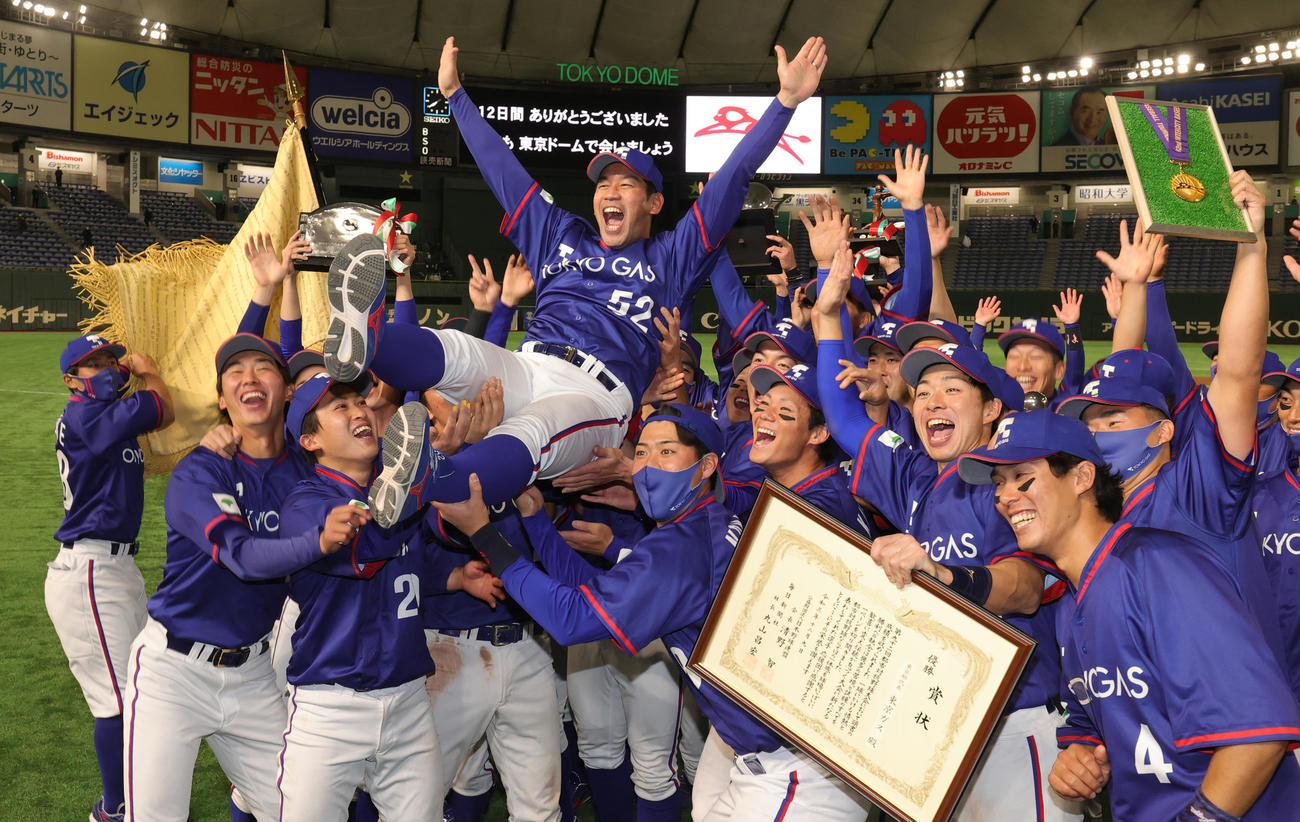 ホンダ熊本対東京ガス　初優勝し胴上げされる東京ガス・山口監督（撮影・野上伸悟）