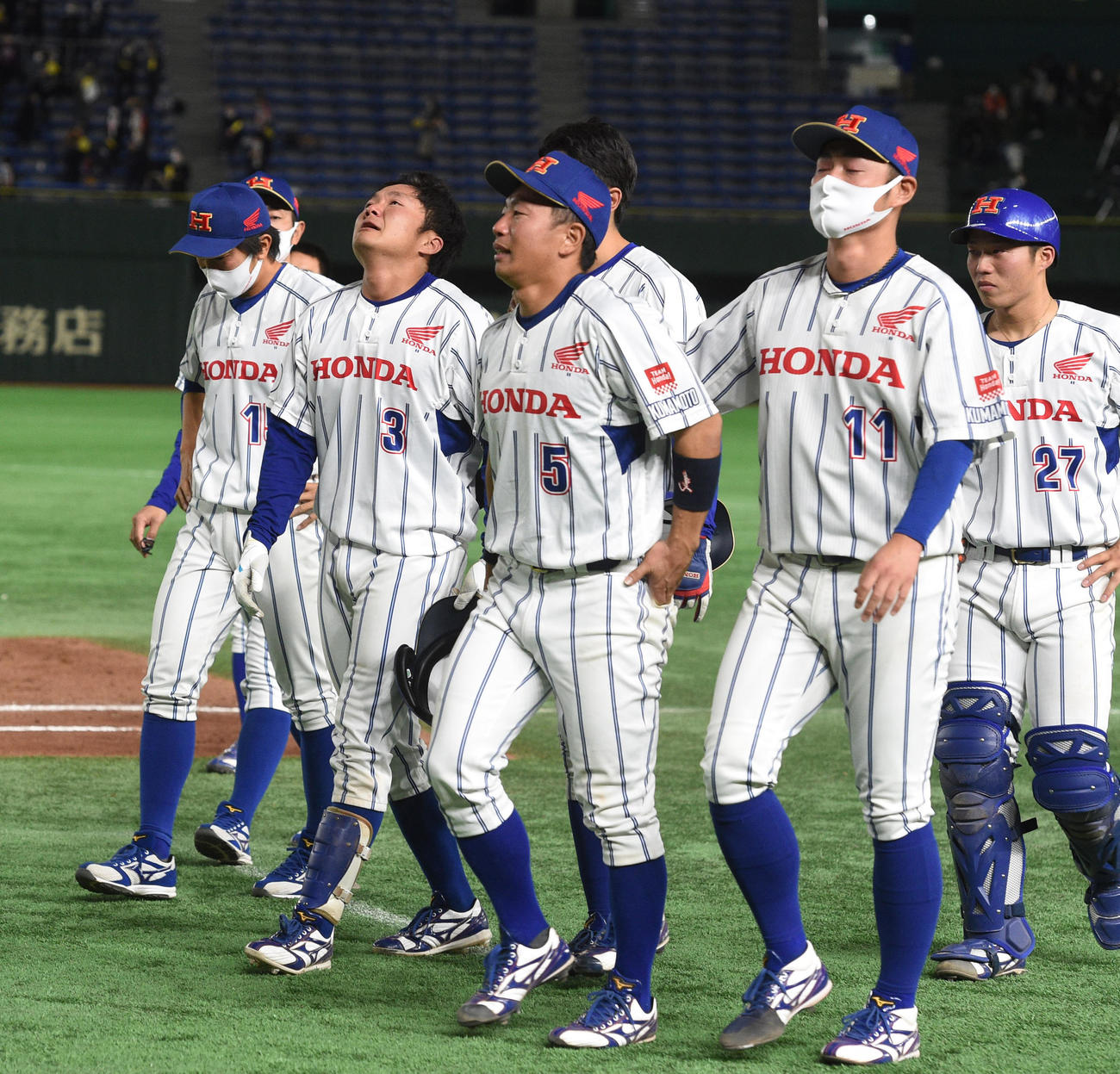 ホンダ熊本対東京ガス　惜敗したホンダ熊本ナインは涙で引き揚げる（撮影・柴田隆二）