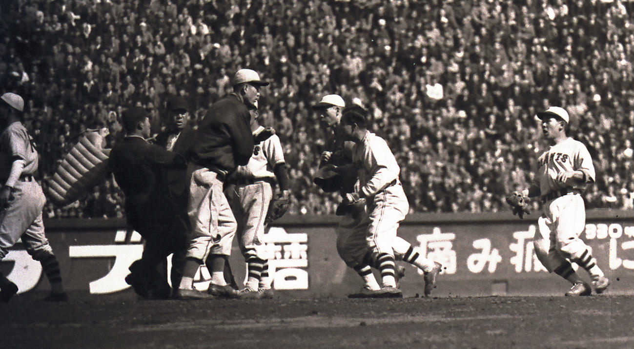 49年4月、南海筒井の走塁で巨人の三原脩監督が怒り、選手を殴ったことから無期限出場停止となる