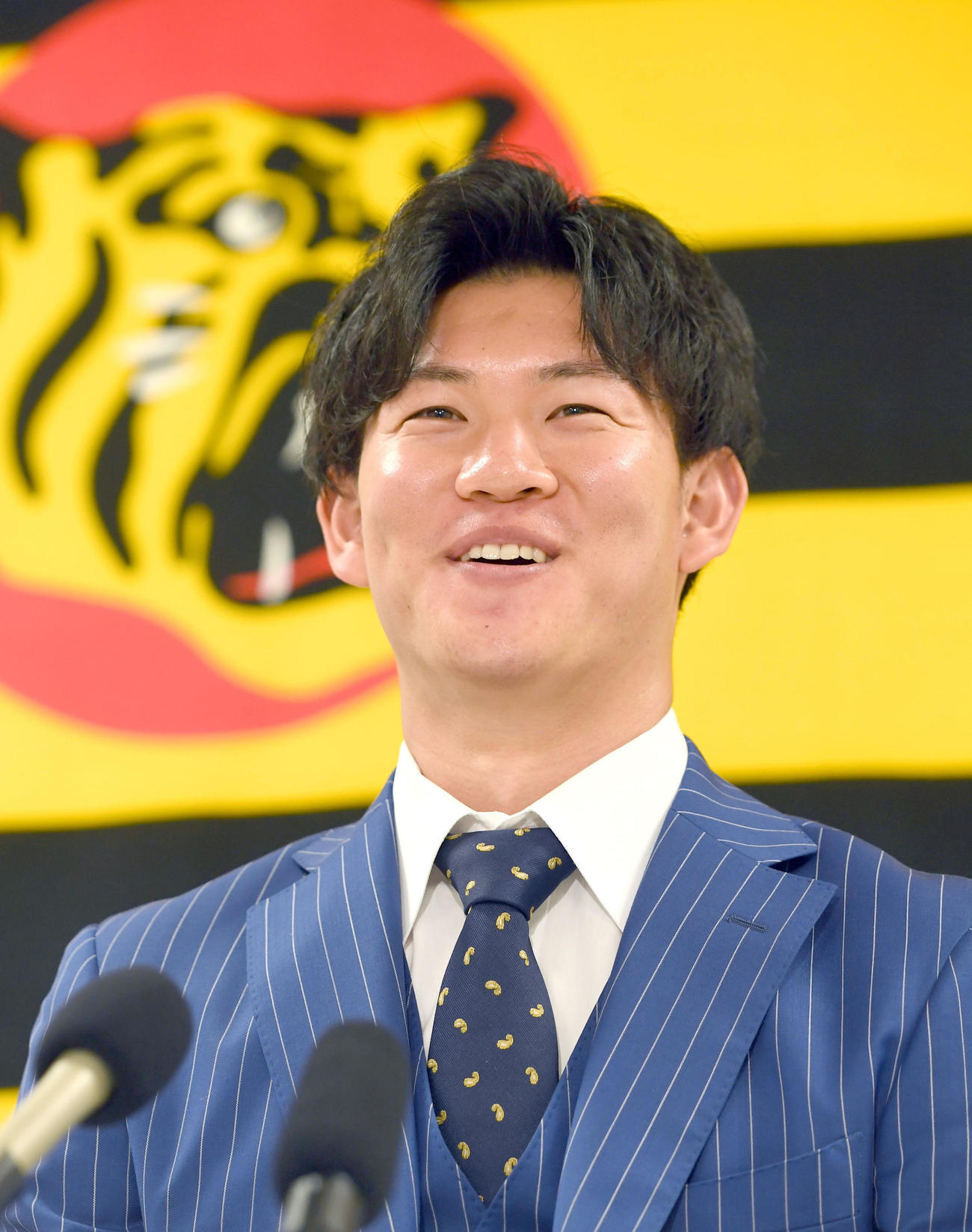 契約更改を終え、笑顔を見せる及川（代表撮影）