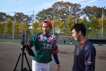 選手に助言を送るエイジェックの「NPB養成専門アカデミー」で講師を務める元西武の中崎氏(左)（本人提供）