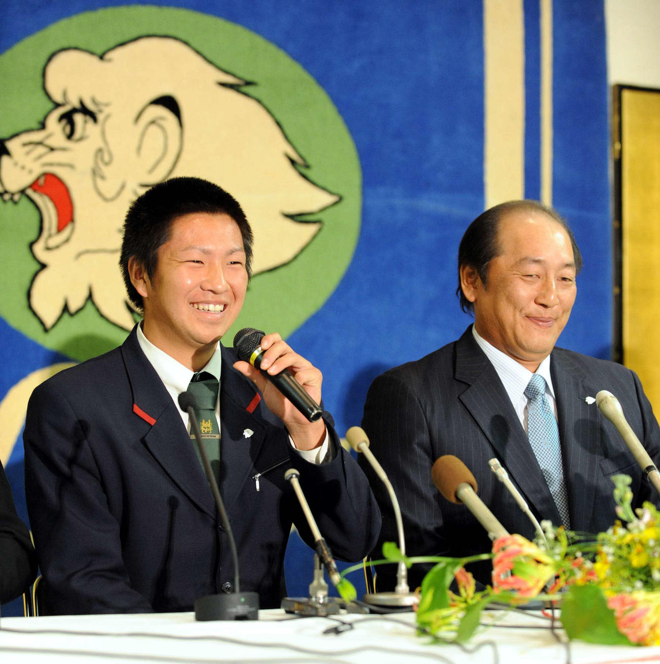 2008年12月10日、西武新入団選手会見で笑顔を見せる中崎雄太（左）と西武渡辺久信監督