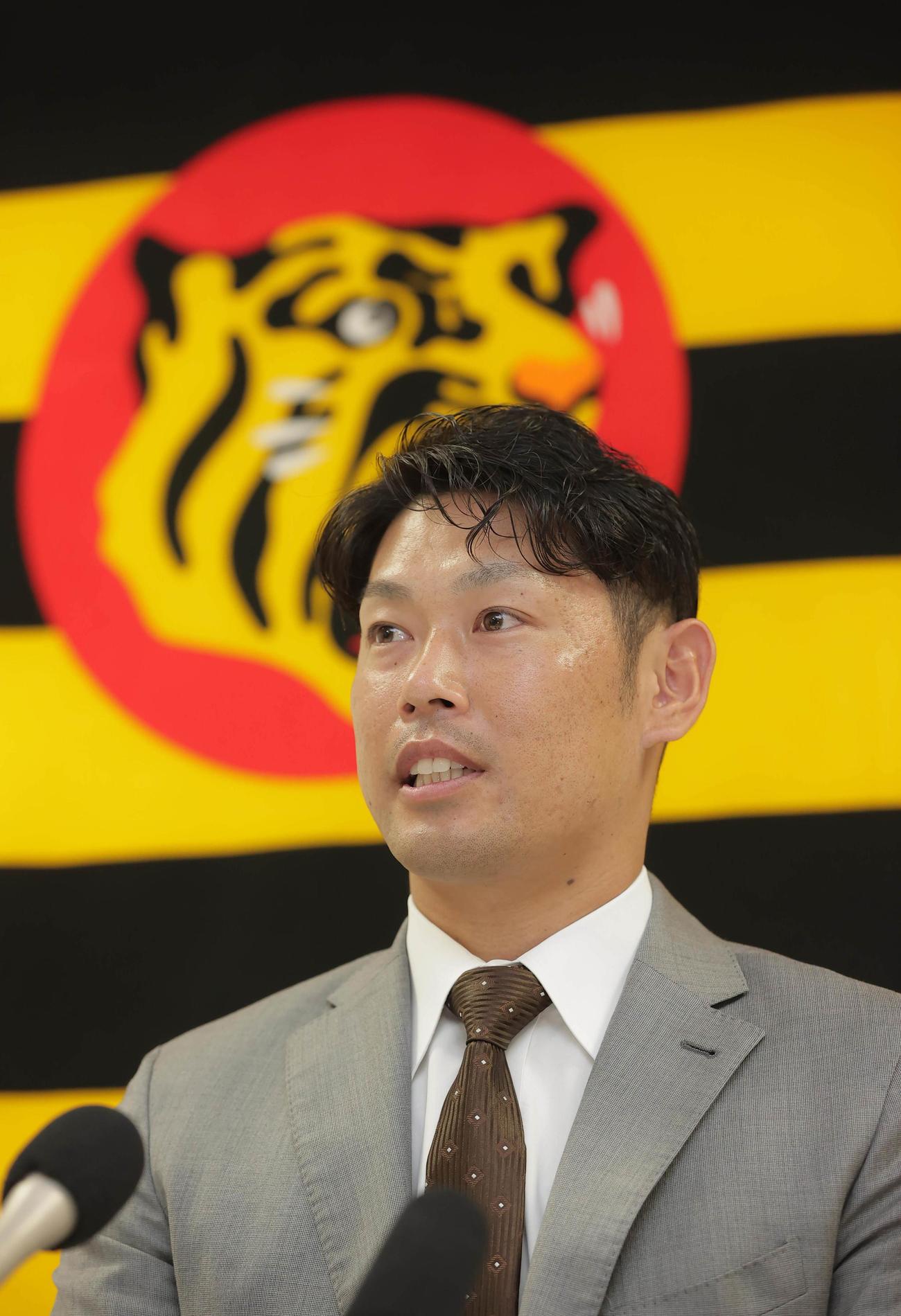 契約更改を終え会見に臨む原口文仁（代表撮影）