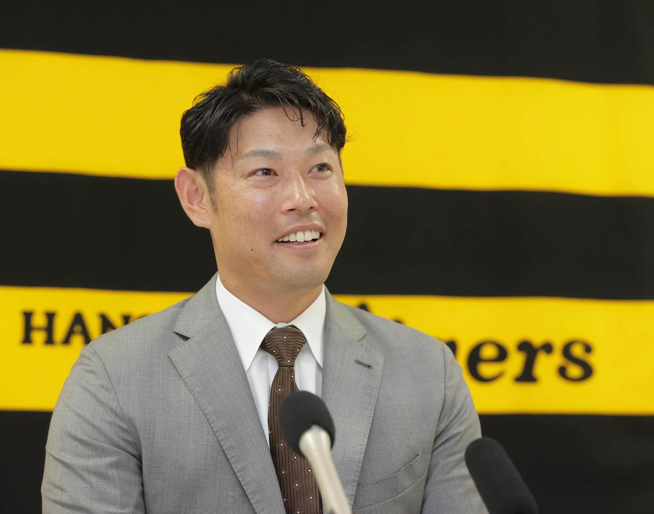 契約更改を終え会見に臨む原口文仁（代表撮影）
