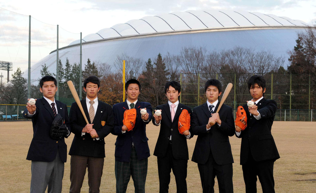 2008年12月10日、西武ドームをバックに記念撮影する、左から岳野竜也、浅村栄斗、中崎雄太、野上亮磨、坂田遼、宮田和希