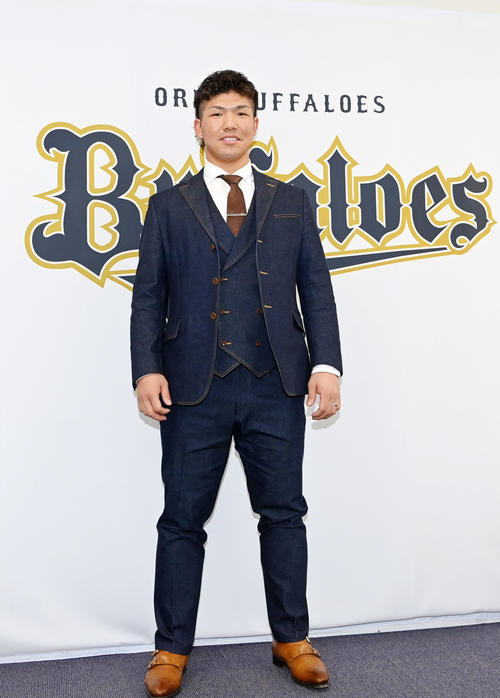オリックス頓宮裕真「岡山出身なので」全身デニムスーツで1000万増更改