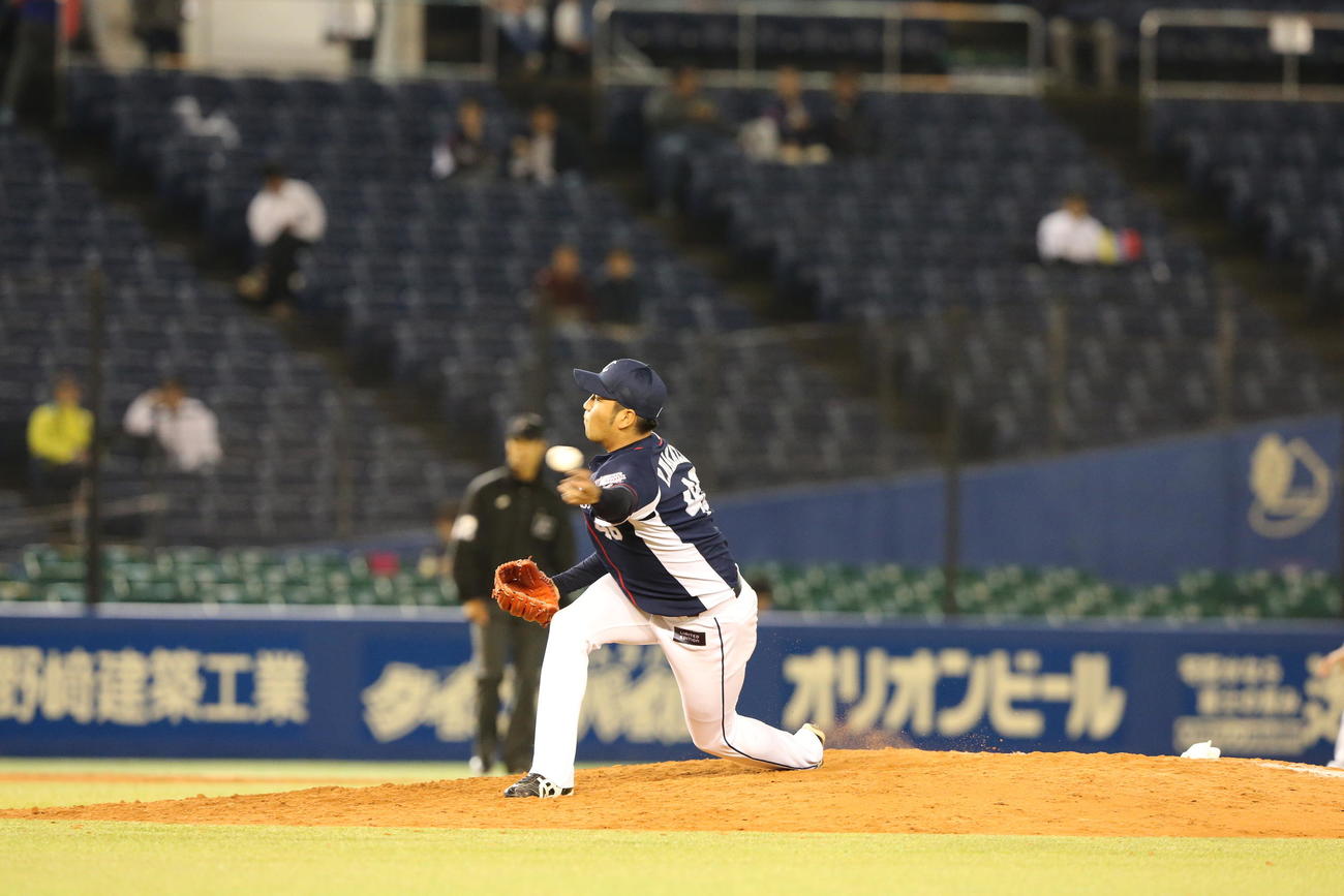 2016年5月17日、ロッテ対西武　西武の中崎雄太の投球フォーム