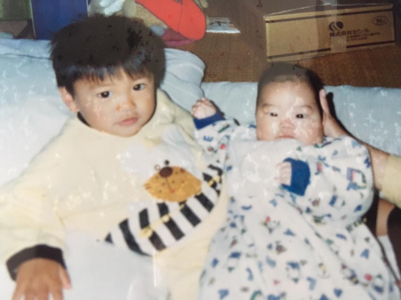 1歳のころの兄の中崎雄太氏（左）と0歳のころの弟の広島中崎翔太（本人提供）
