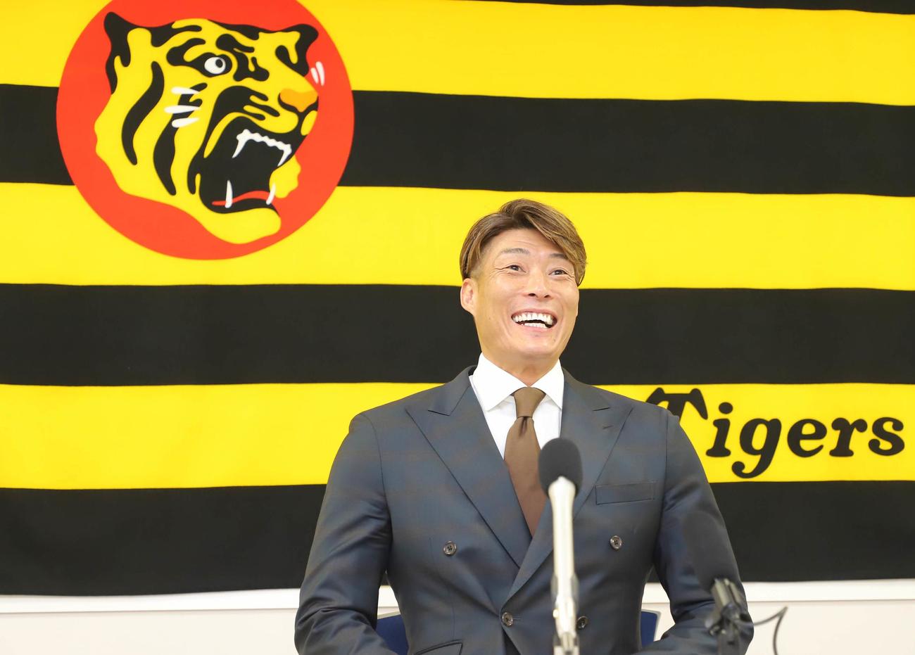 契約更改を終え会見に臨んだ糸井嘉男