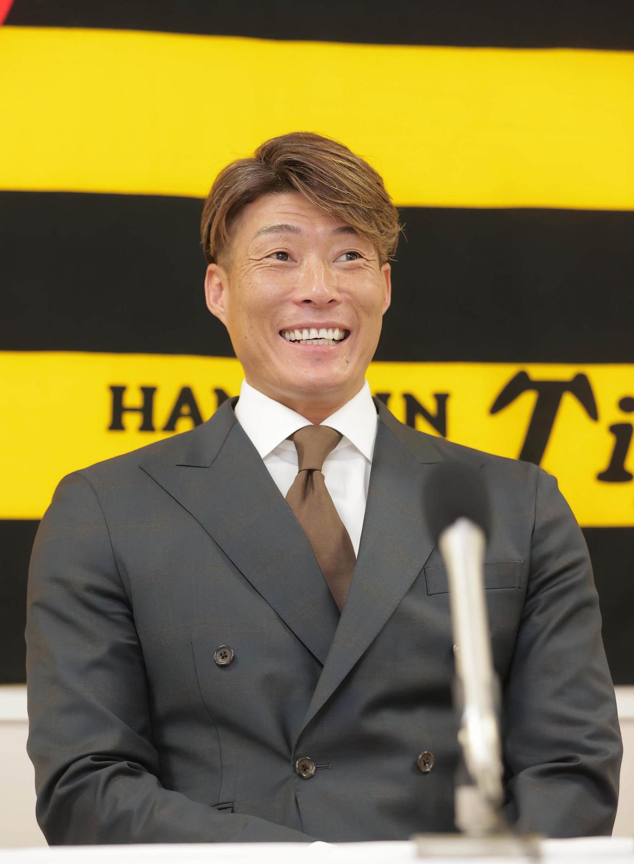 契約更改を終え会見に臨んだ糸井嘉男